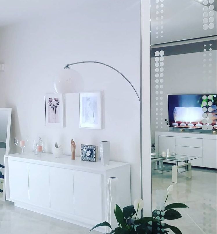 Elegante credenza in bianco opaco a 4 ante