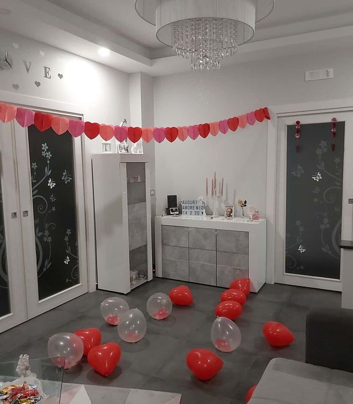 Vetrina ad un anta bianca e beton, design moderno