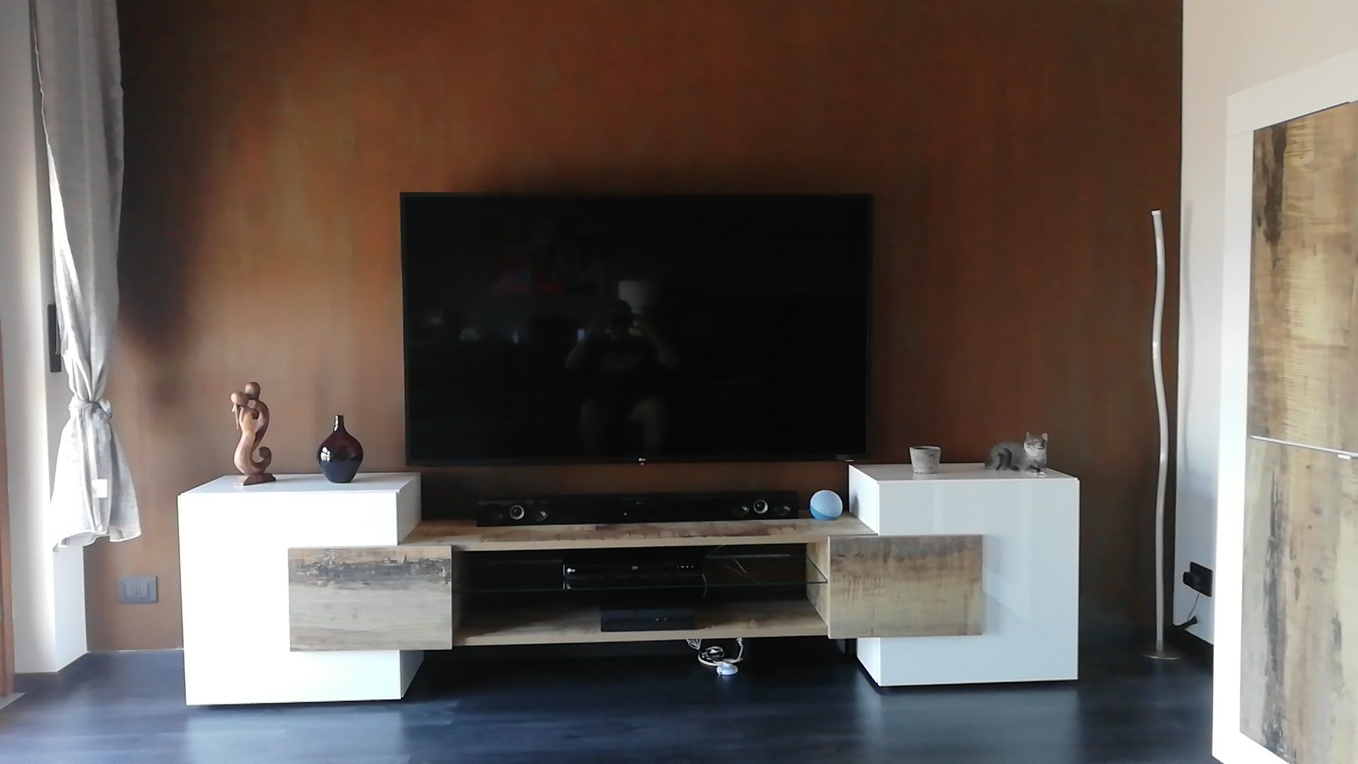 Porta tv particolare Bianco e Pero