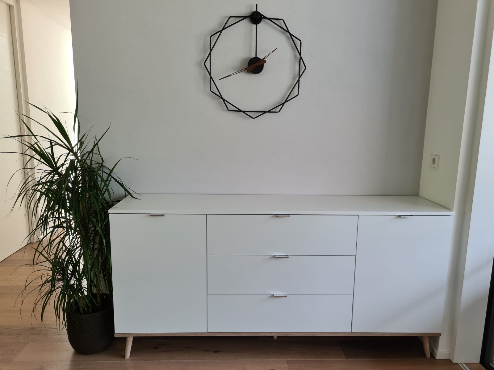 Madia stile nordico bianca con piedini in legno, con ante e cassetti