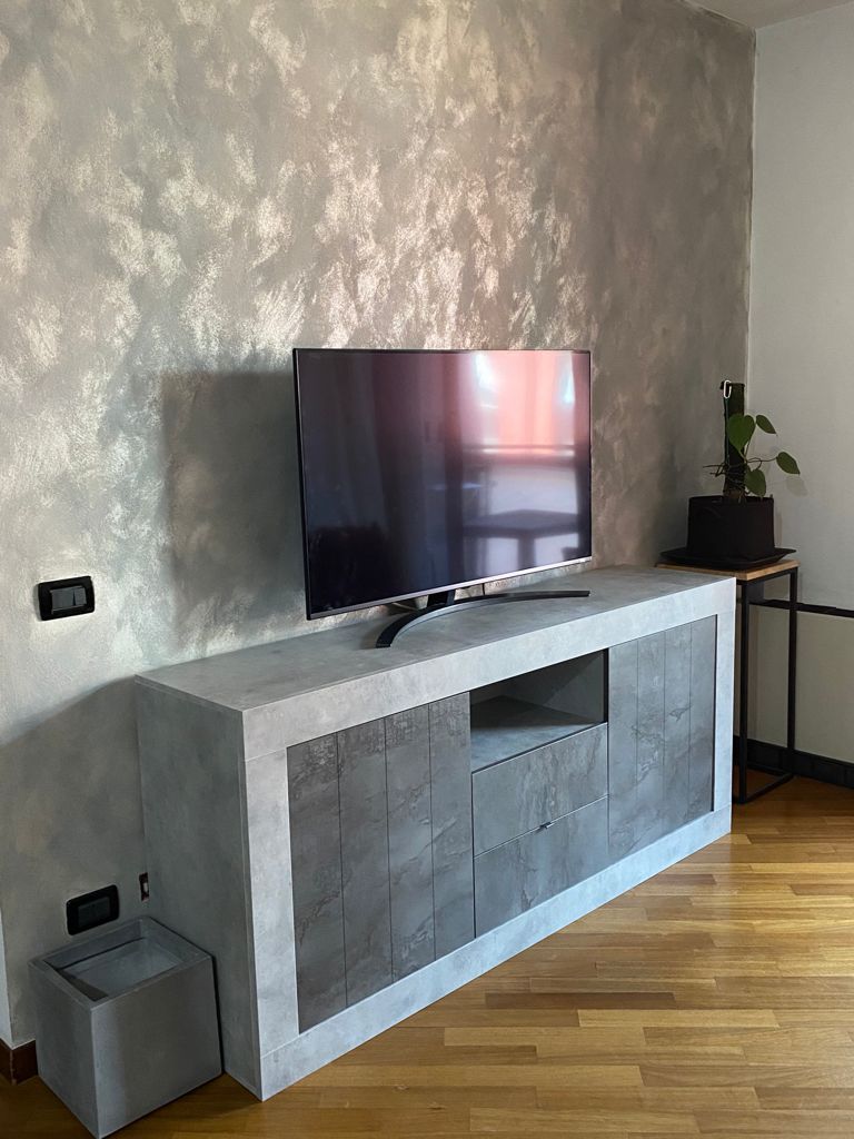 Madia grigia con ante e cassetti, stile moderno