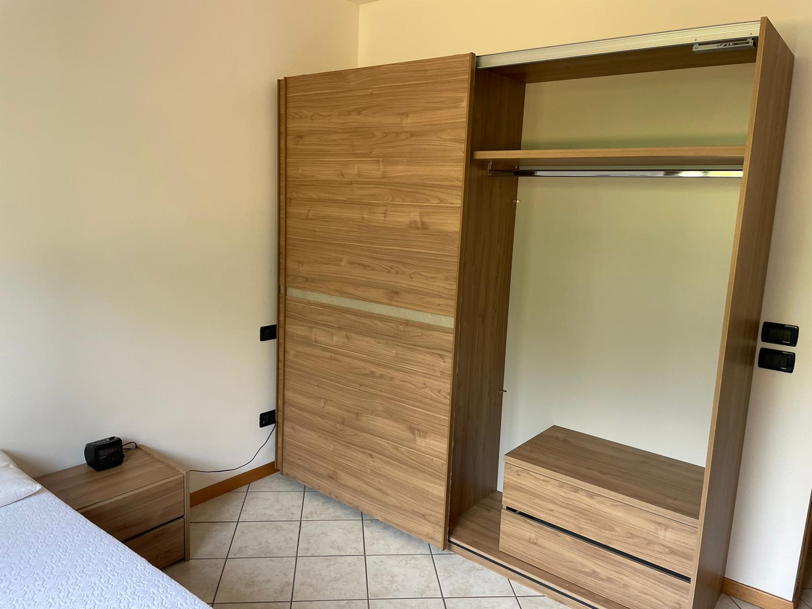 Armadio color Noce chiaro e Argilla a 2 ante scorrevoli