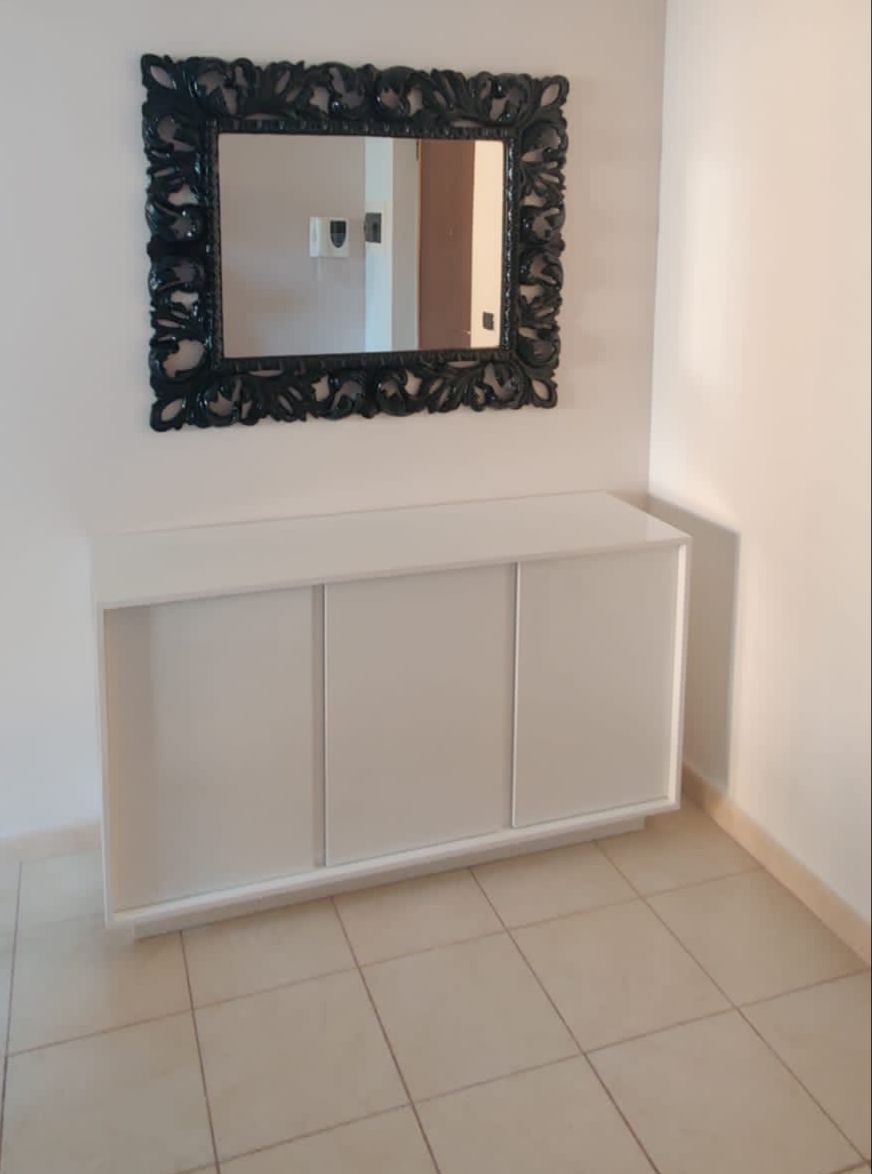 Madia bianca con ante, design moderno