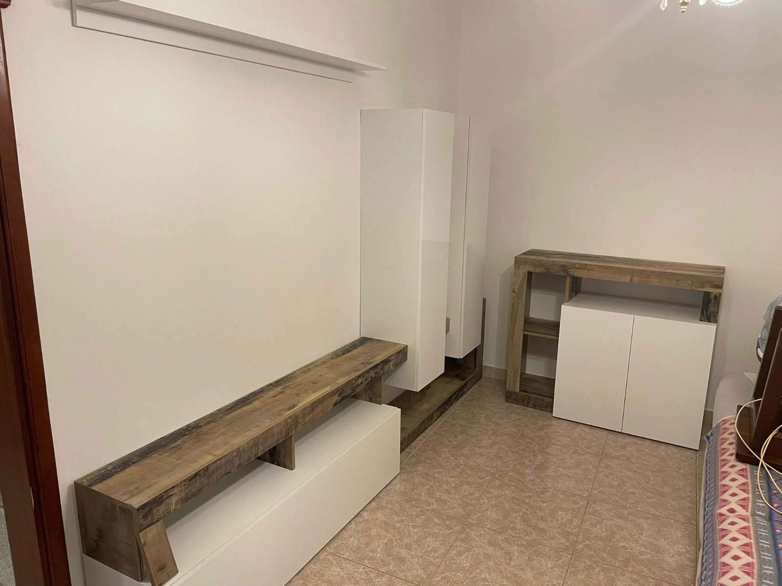 Parete attrezzata moderna con due pensili, bianca e pero