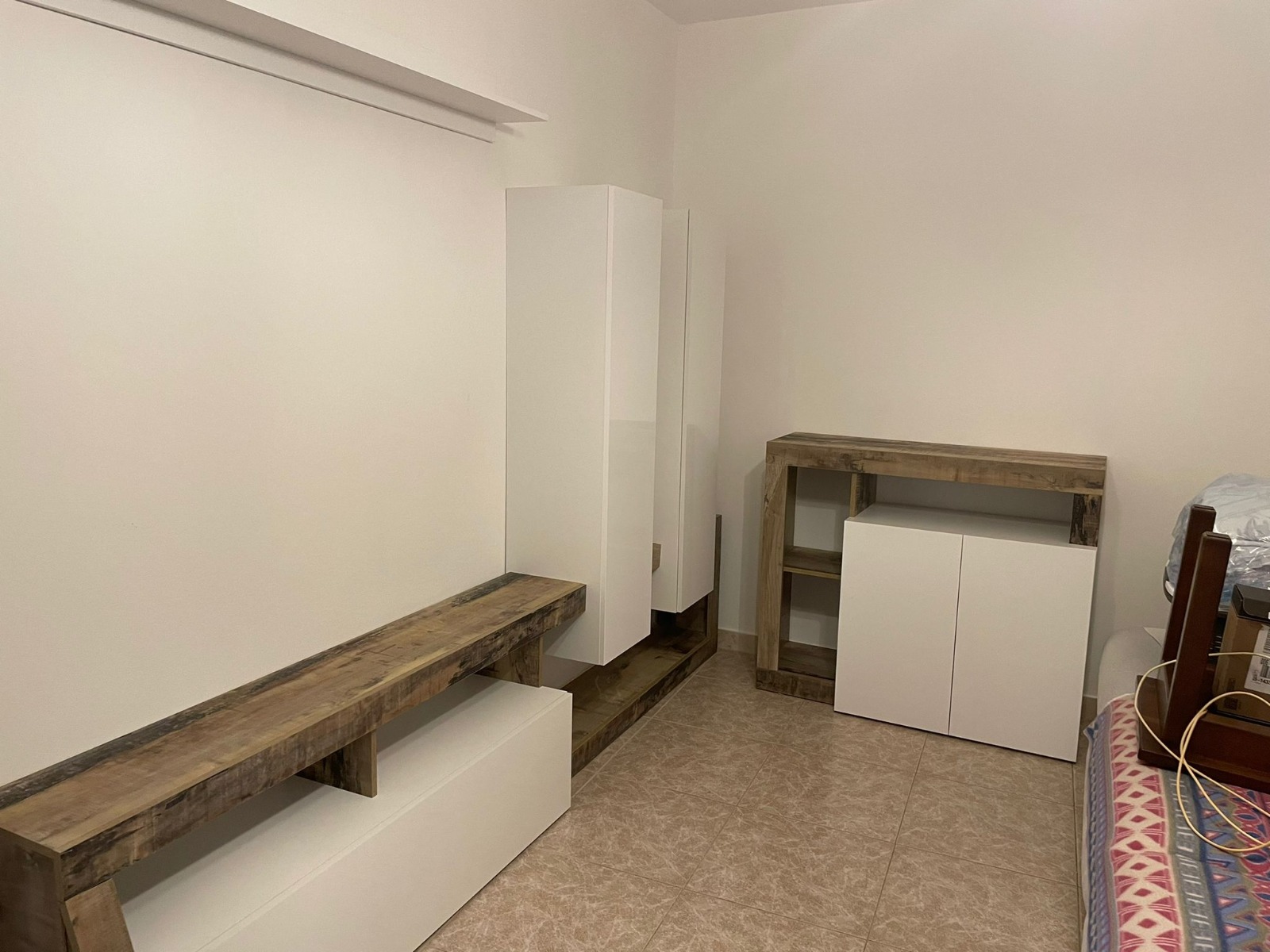 Credenza Madia moderna con 2 ante in finitura bianco laccato lucido e pero