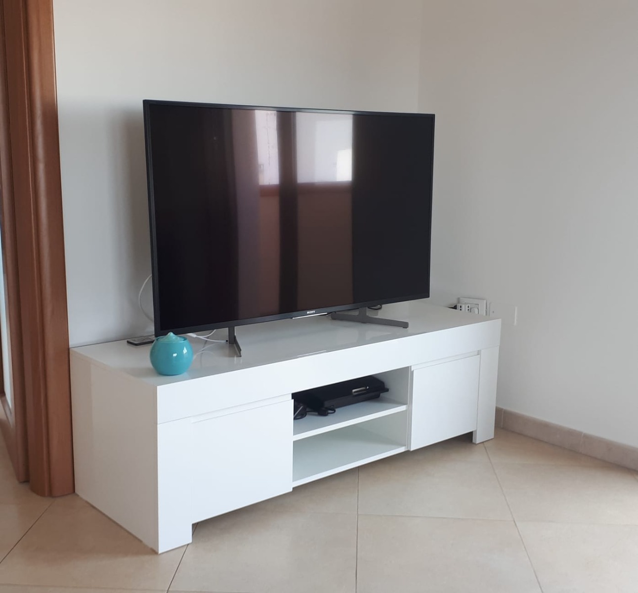 Porta tv moderno con maniglie a gola, Bianco opaco