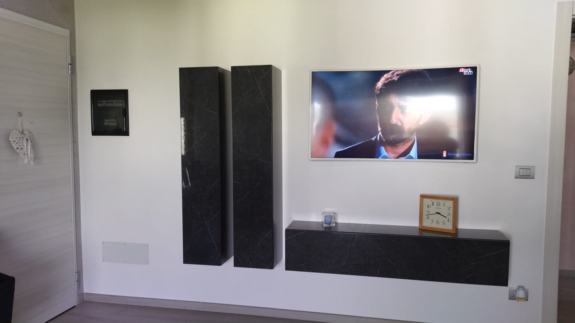 Parete attrezzata effetto marmo nero lucido con pensili e ribalta