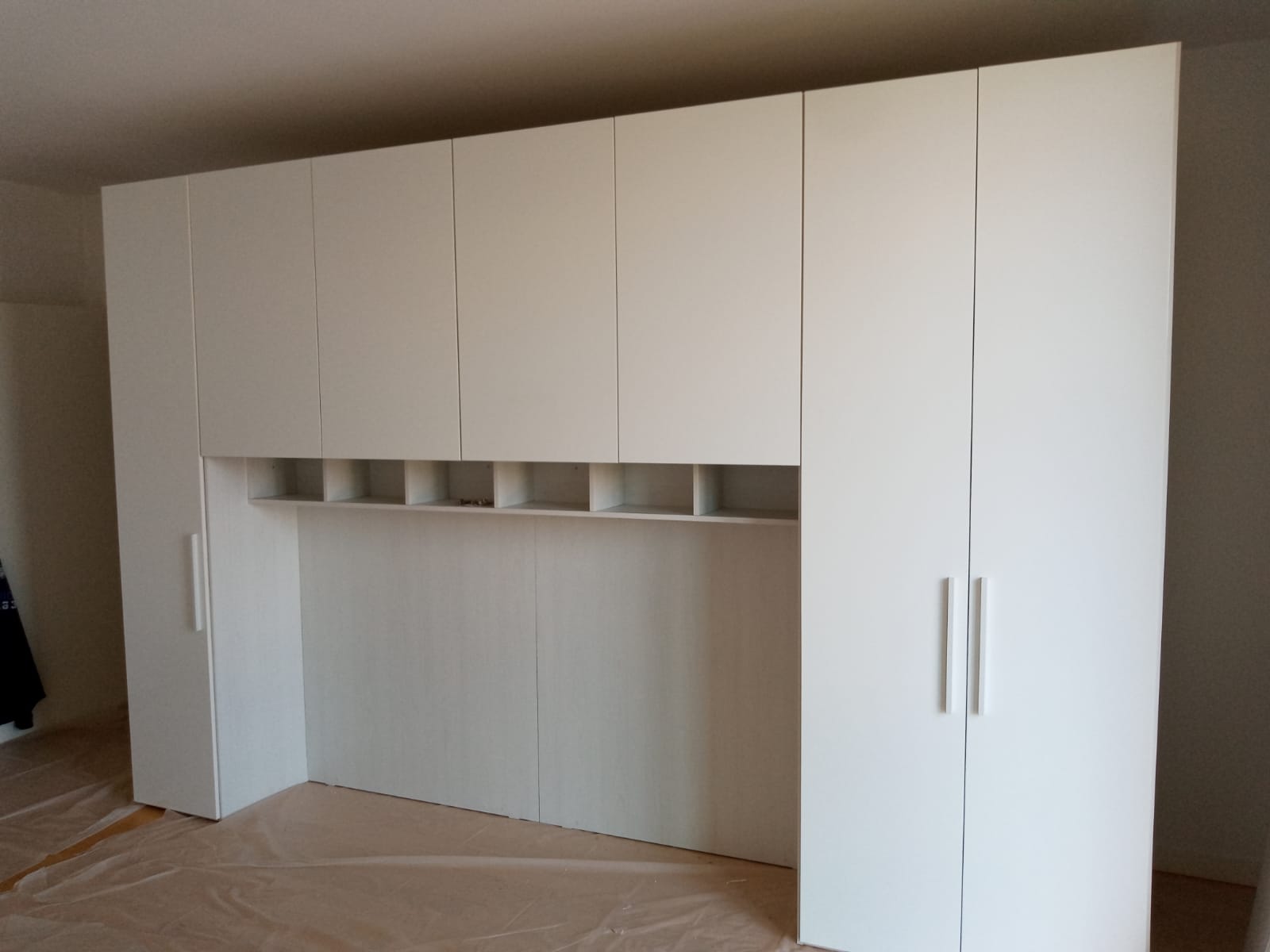 Armadio a ponte con 7 ante battenti in finitura Bianco altea