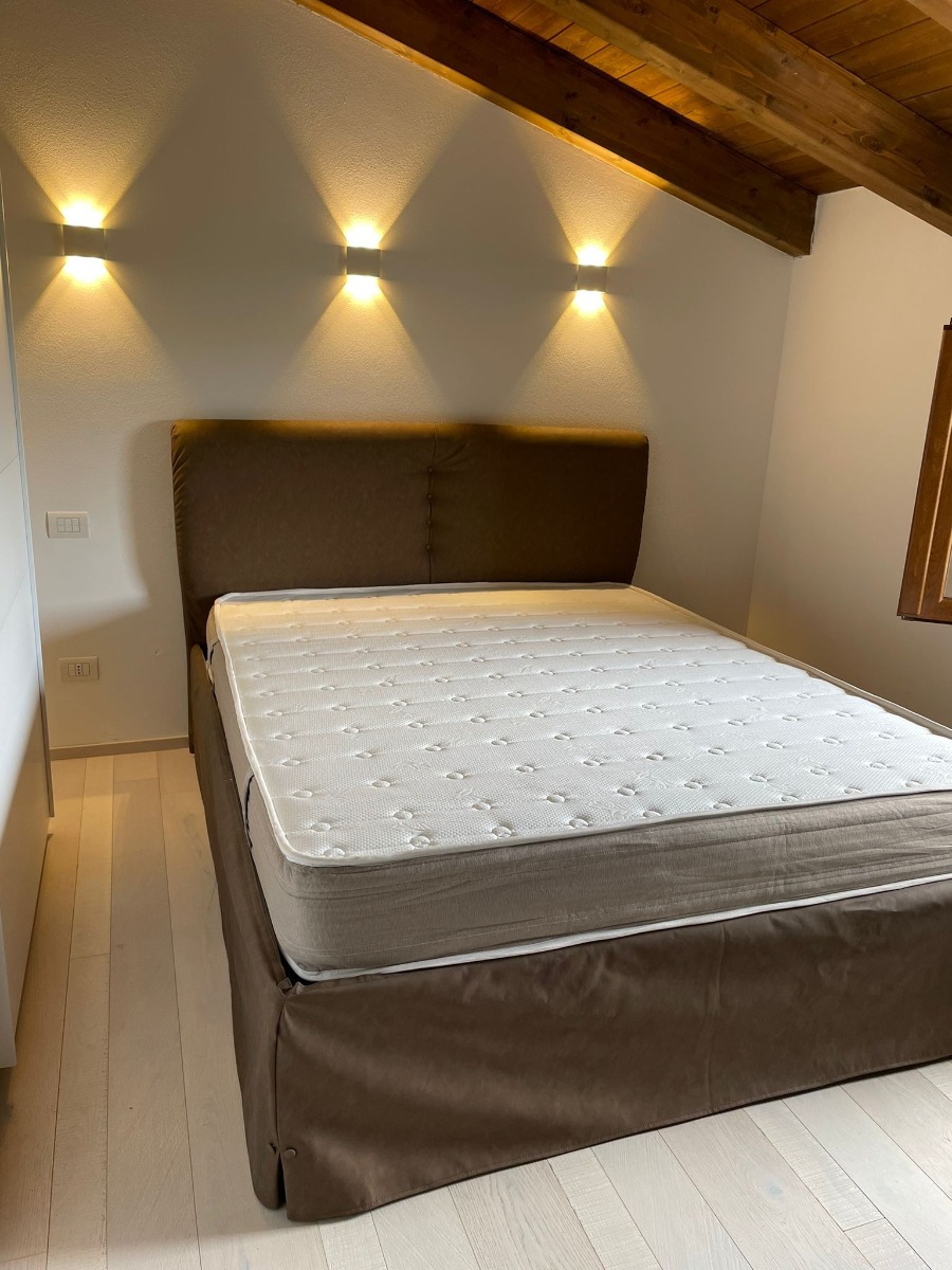 Letto ecopelle marrone tabacco con contenitore