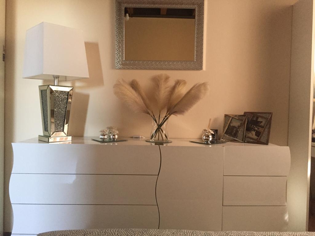 Madia linea onda con ante e cassetti in finitura Bianco