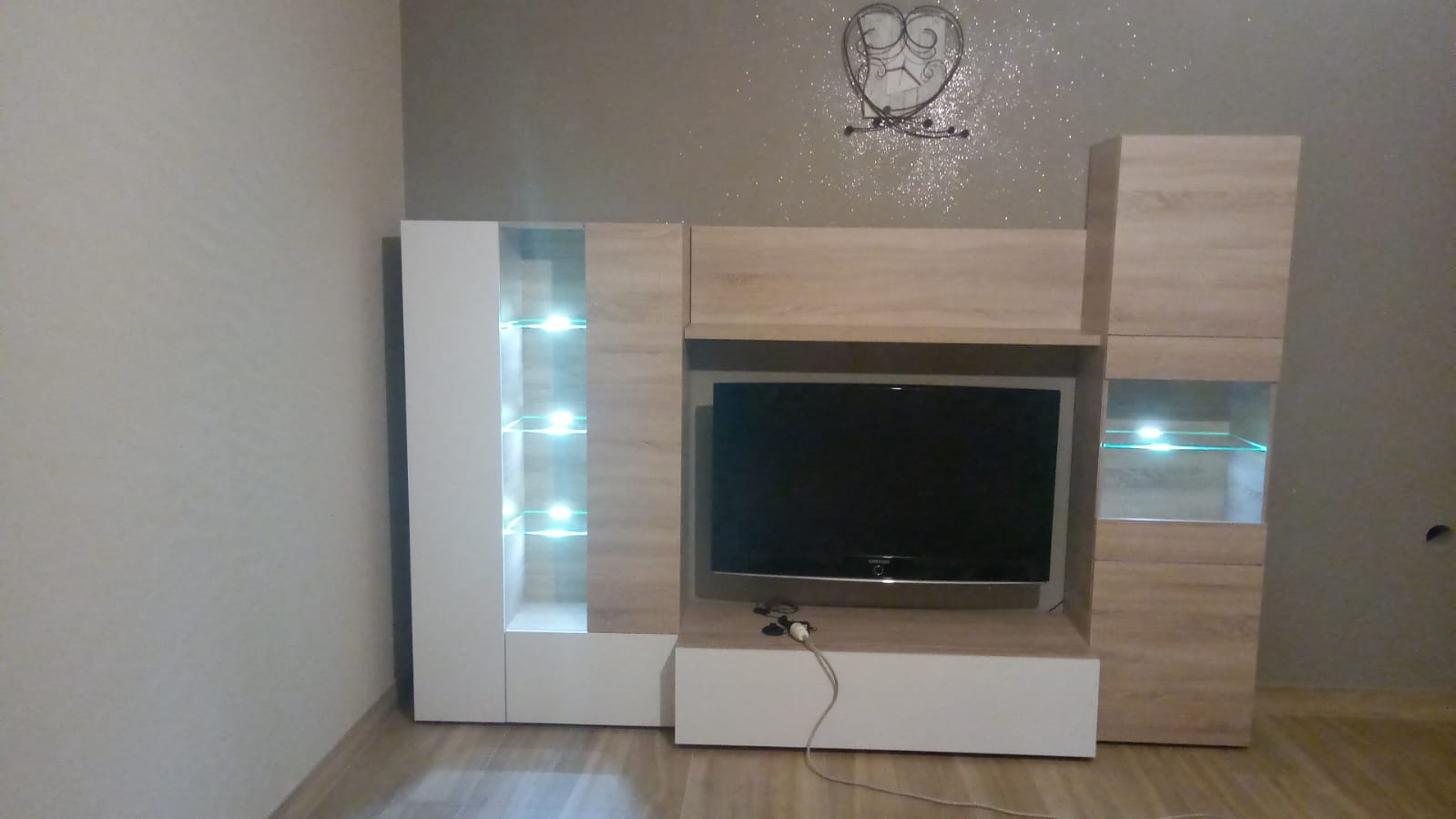 Parete attrezzata con led, quercia e bianco