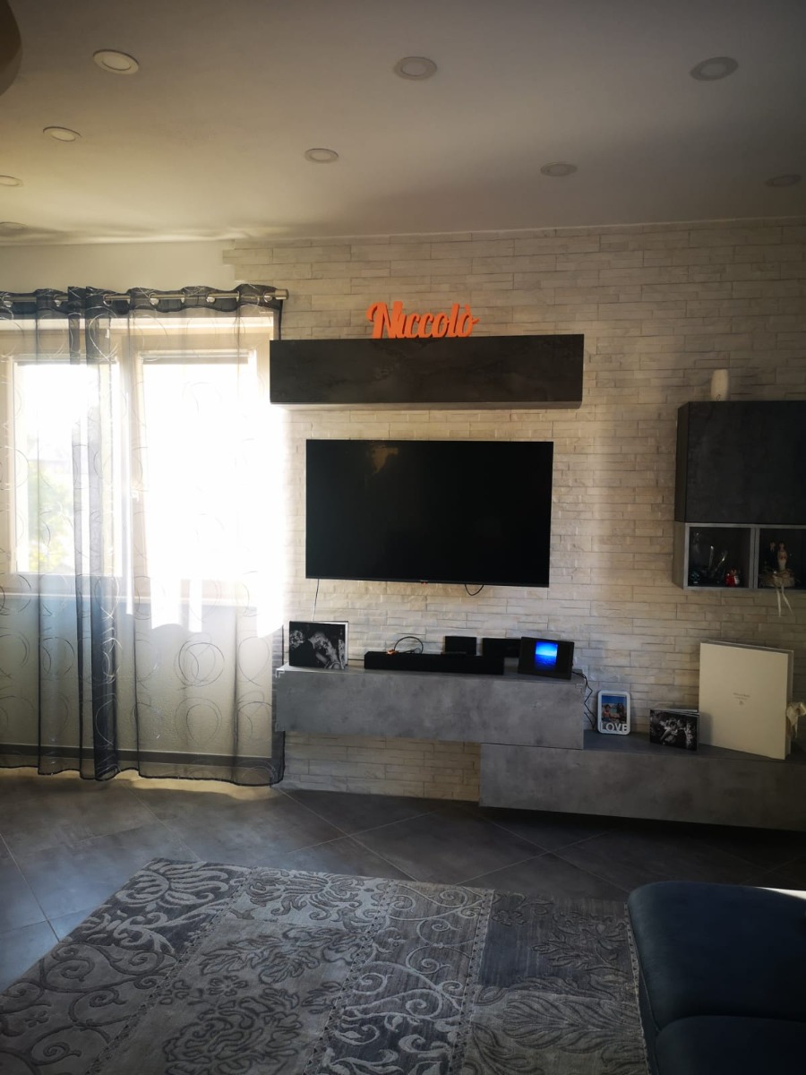 Composizione parete attrezzata moderna di design, in legno Noce Dark e Laccato Bianco e 2 vani a giorno