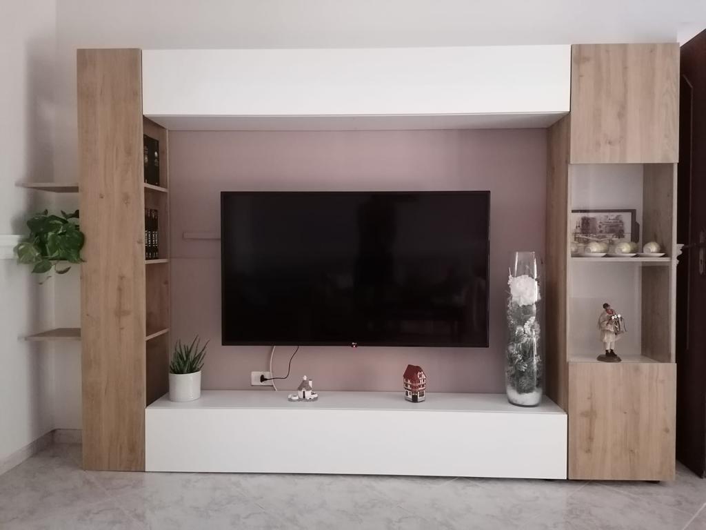 Soggiorno Rovere e Bianco con pensili, design moderno