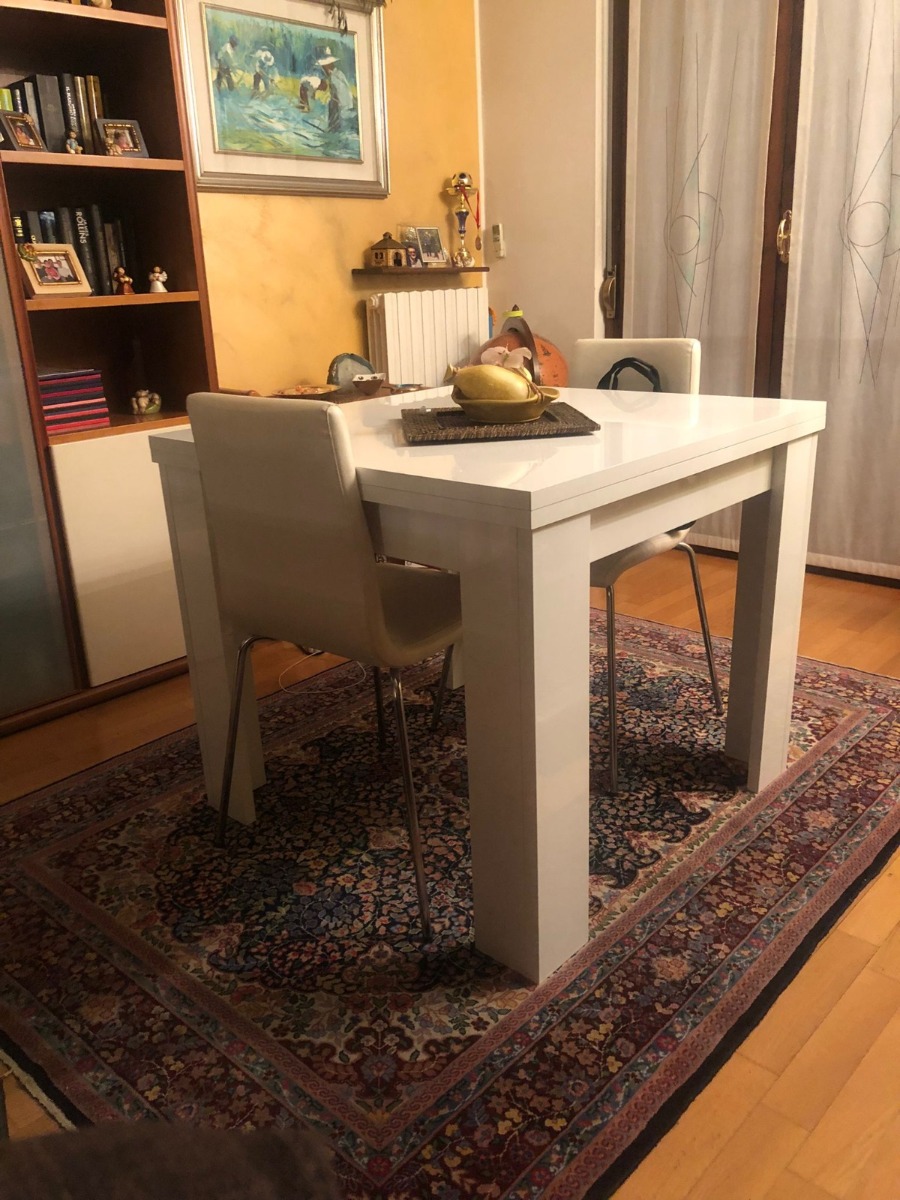 Moderno Tavolo moderno 90x90 apertura a libro, finitura Bianco Lucido