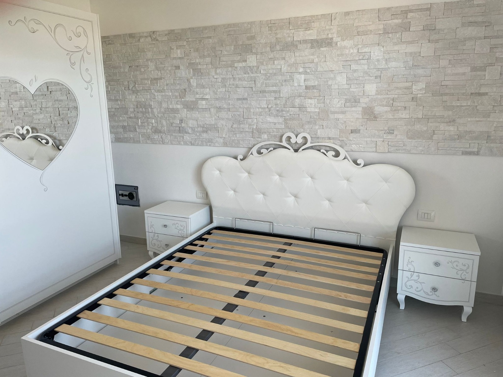 Letto a cuore con testata imbottita in finitura bianca