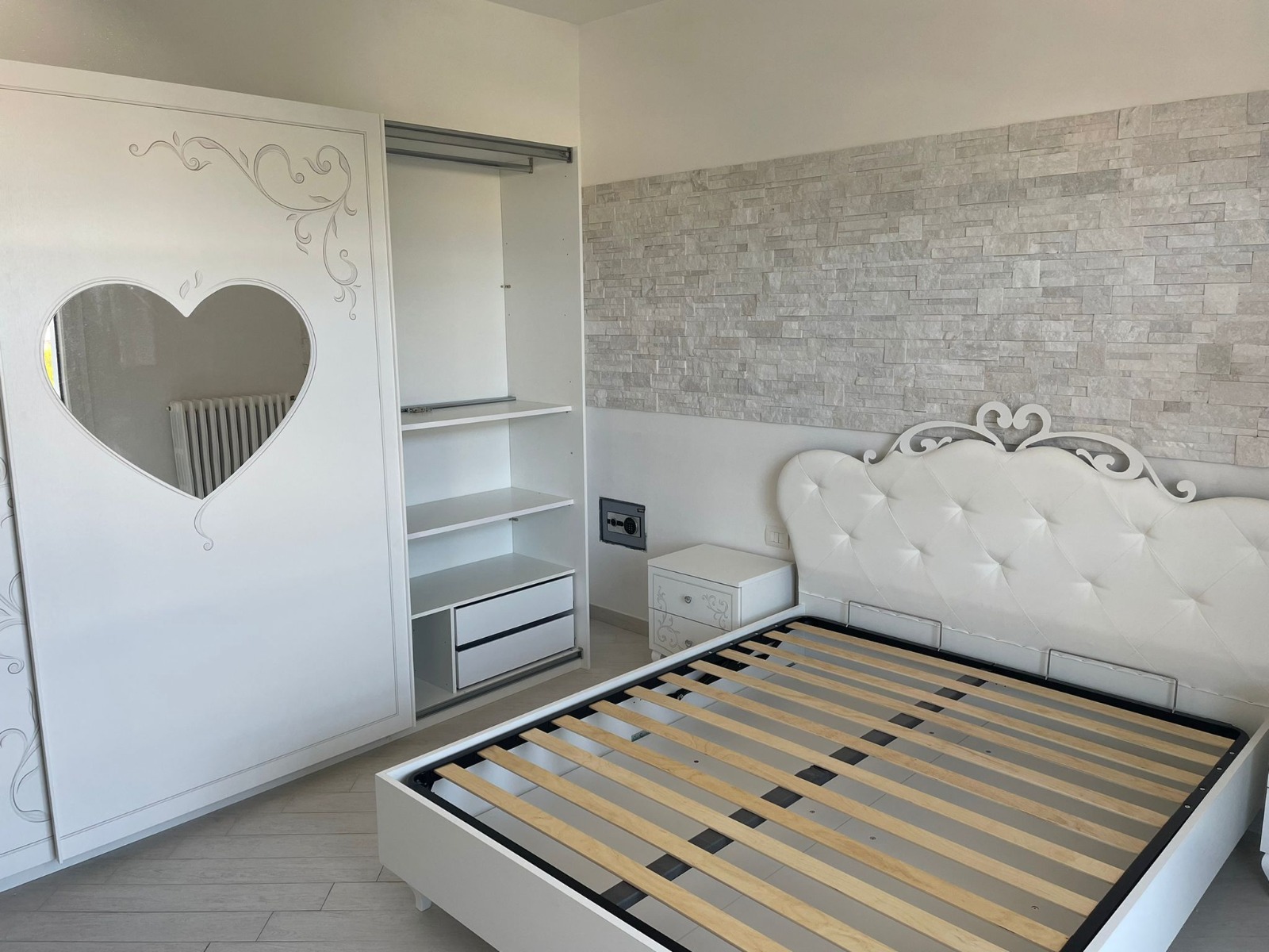 Letto a cuore con testata imbottita in finitura bianca