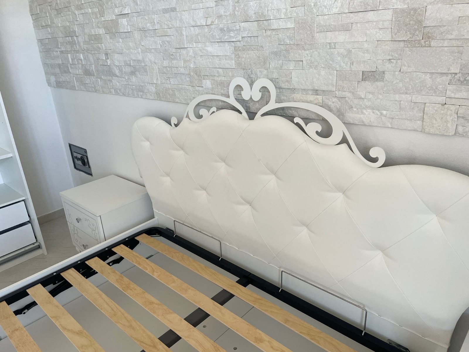 Letto a cuore con testata imbottita in finitura bianca