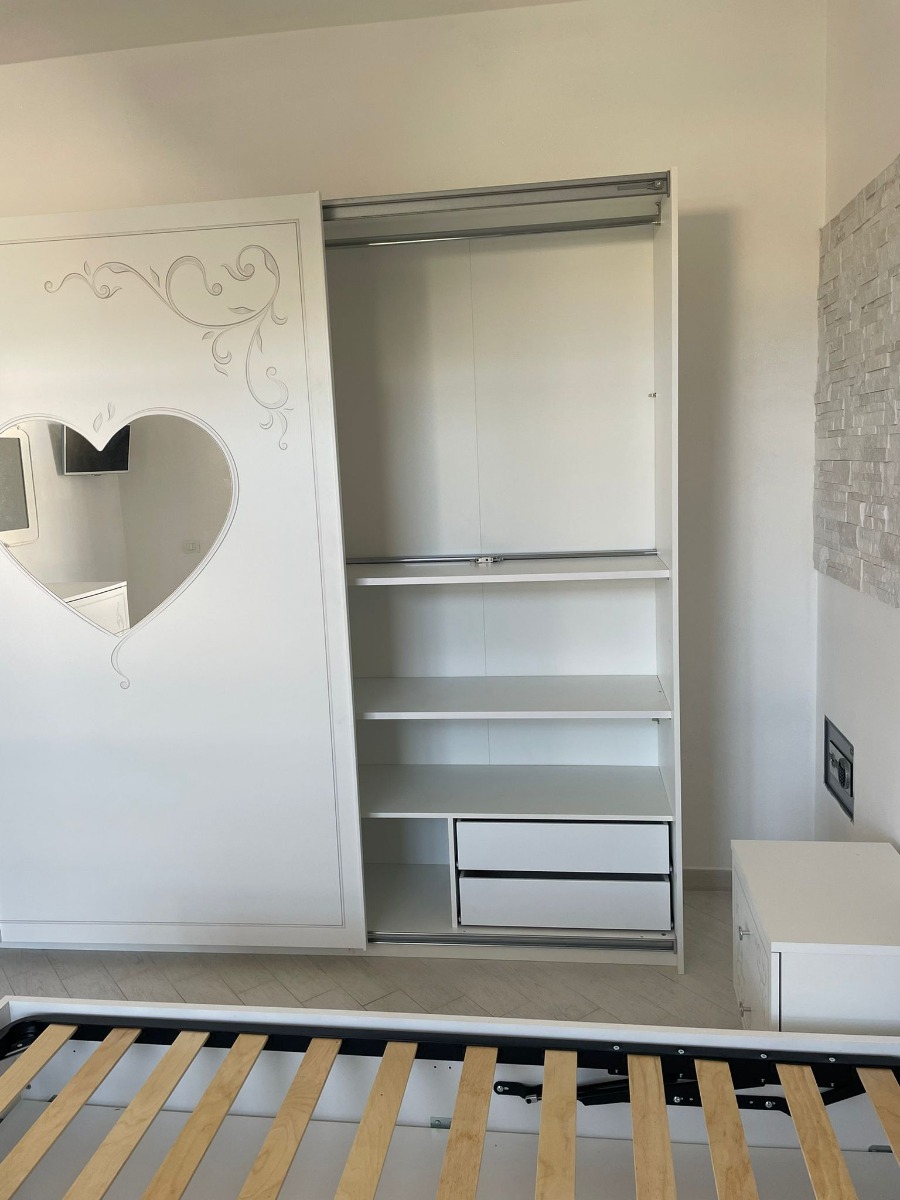 Armadio con specchi a cuore e serigrafie in finitura Bianco a 2 ante scorrevoli
