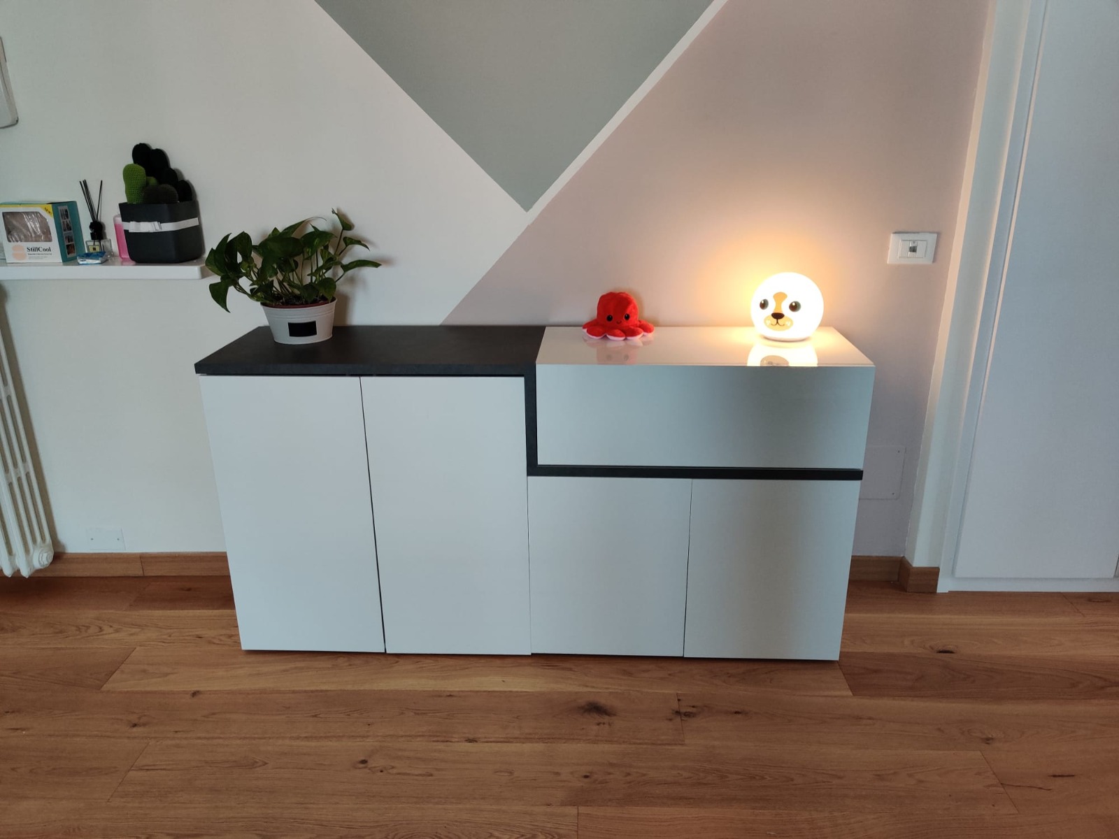 Promozione madia moderna con 4 ante e 1 cassetto in finitura Bianco lucido e Ardesia 