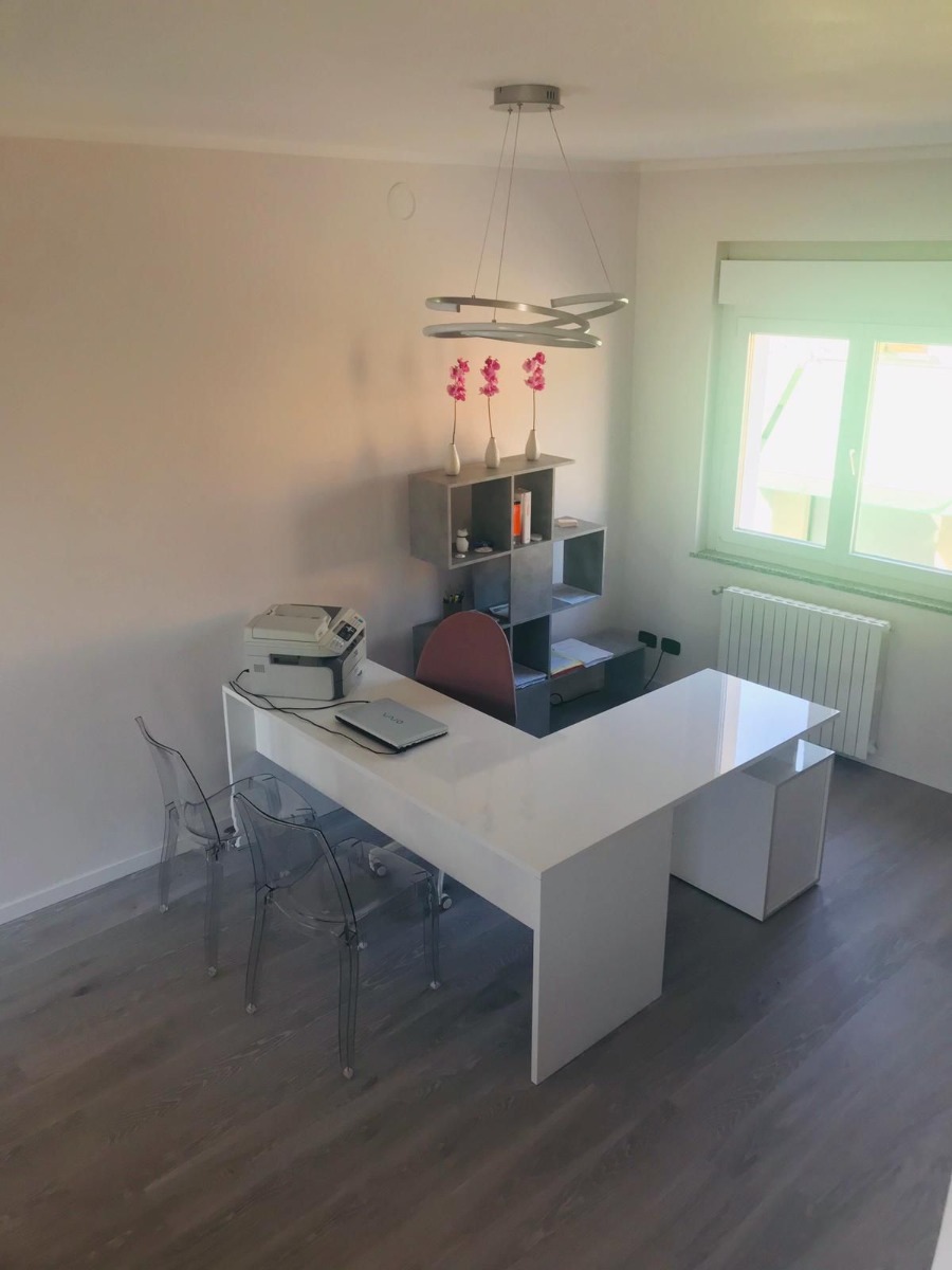 Libreria di deisgn RUN, made in Italy, colore beton, 4 ripiani