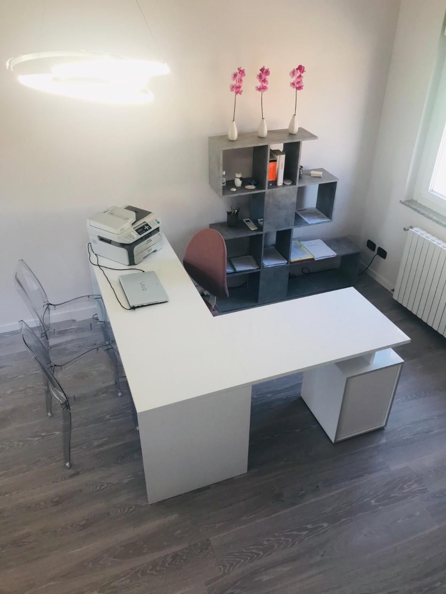 Libreria di deisgn RUN, made in Italy, colore beton, 4 ripiani