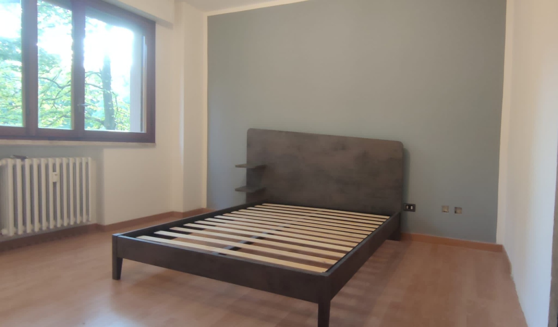 Letto matrimoniale  moderno Edge Plus con testata in legno, finitura Fusion