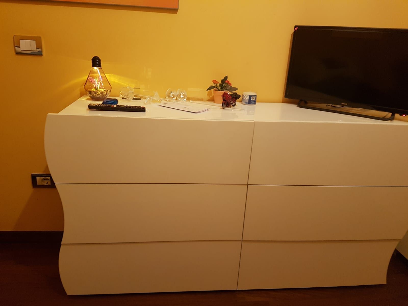 Moderno Comò 6 cassetti sagomati in finitura bianco laccato lucido, linea onda