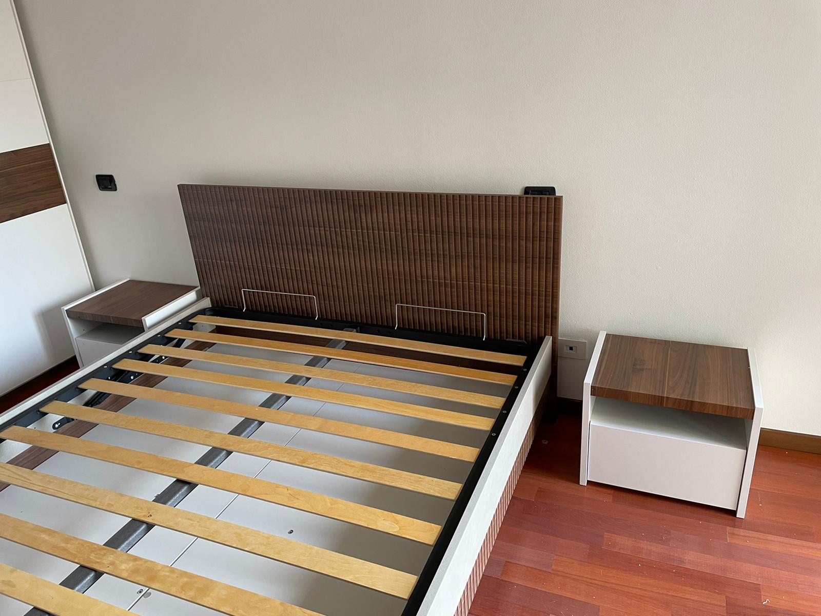 Letto con contenitore matrimoniale, finitura Noce Scuro Serigrafato