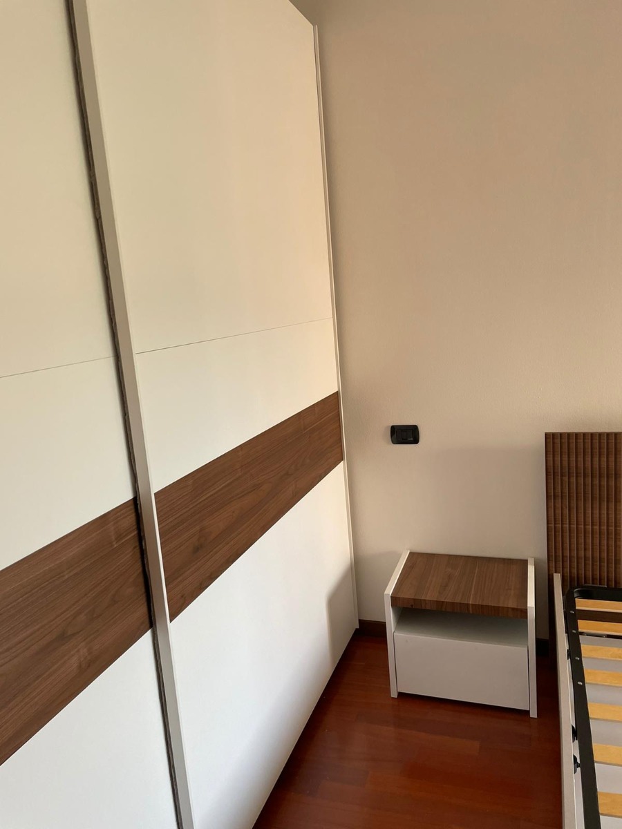 2 comodini finitura Bianco Opaco e Noce Dark, guide ammortizzate