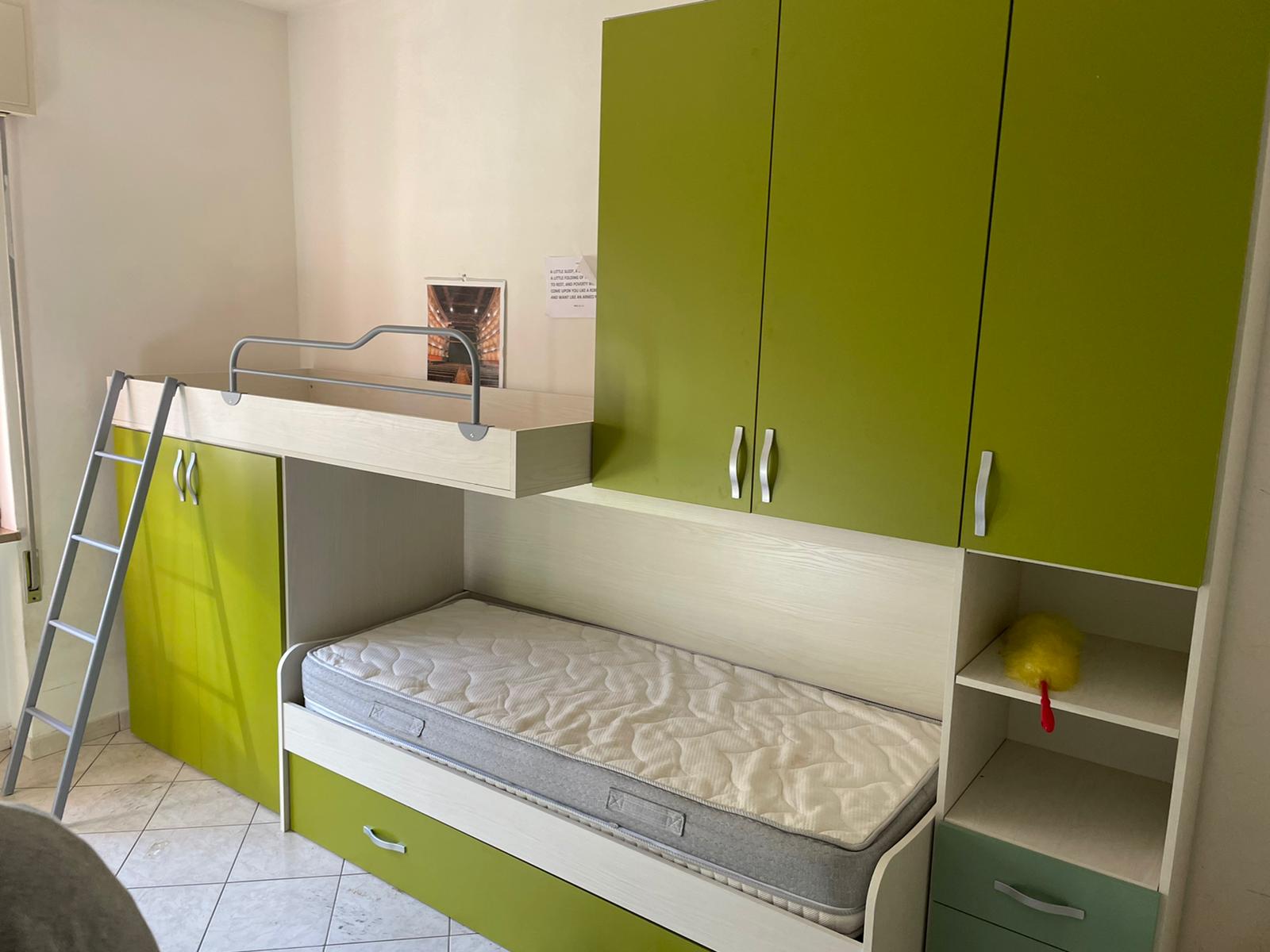 Moderna Cameretta bimbi con armadio a ponte e letto a castello, Verde acido e Betulla