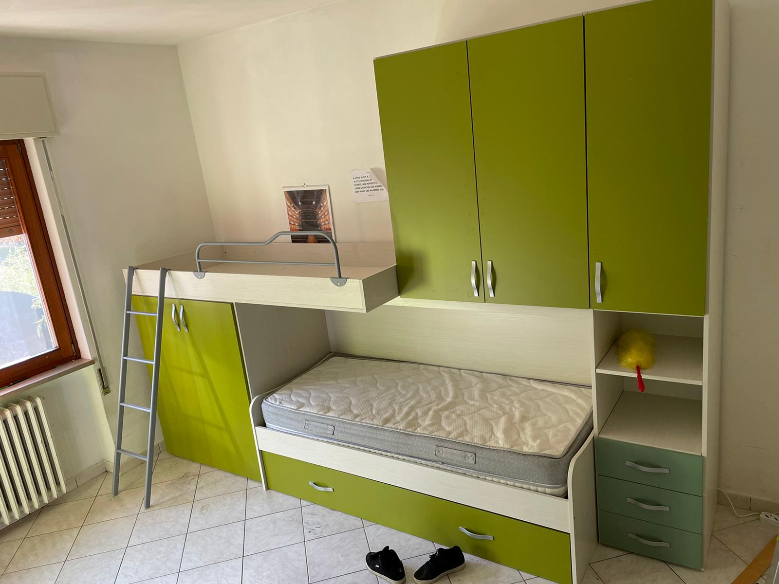 Moderna Cameretta bimbi con armadio a ponte e letto a castello, Verde acido e Betulla