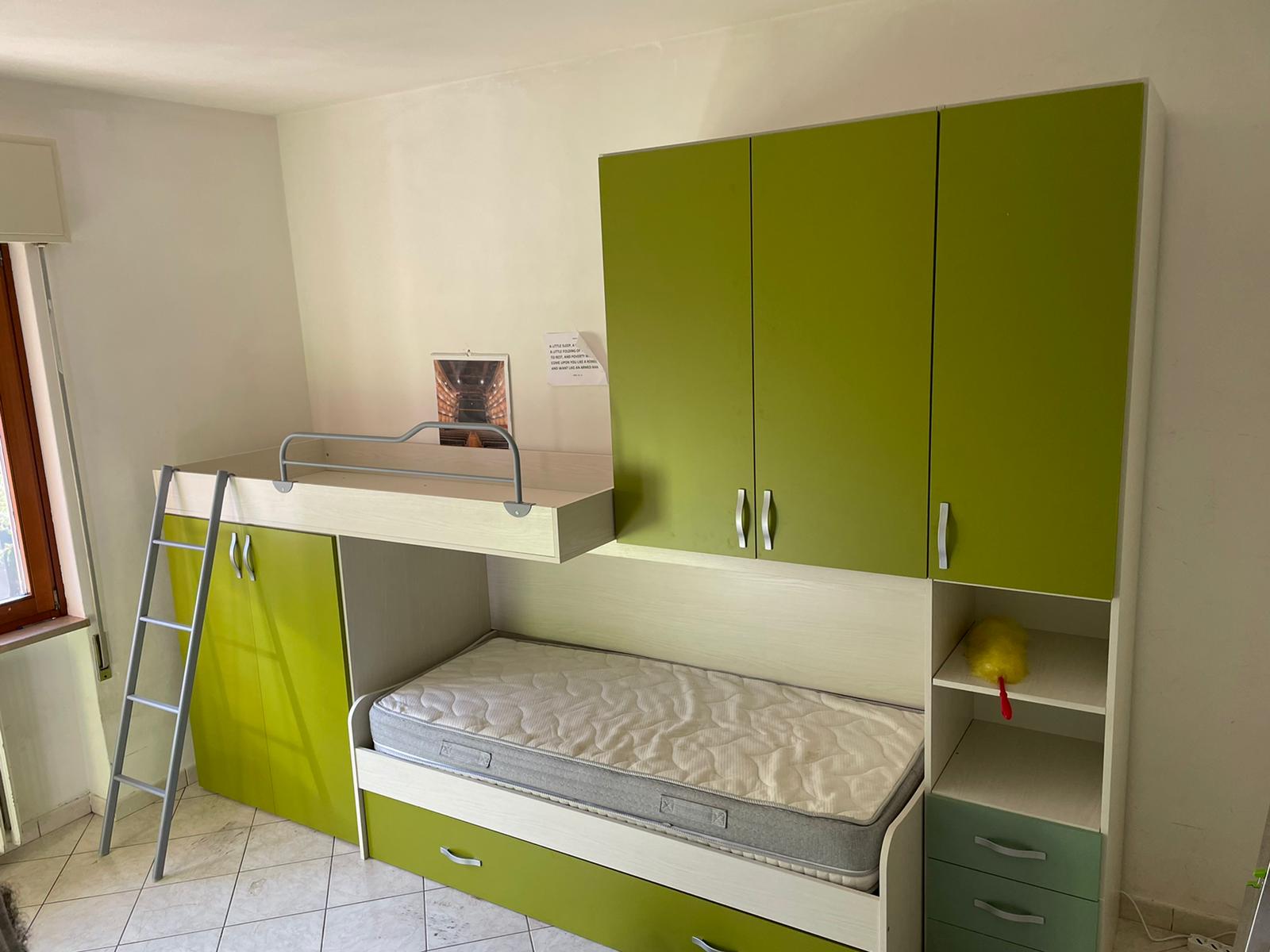 Moderna Cameretta bimbi con armadio a ponte e letto a castello, Verde acido e Betulla