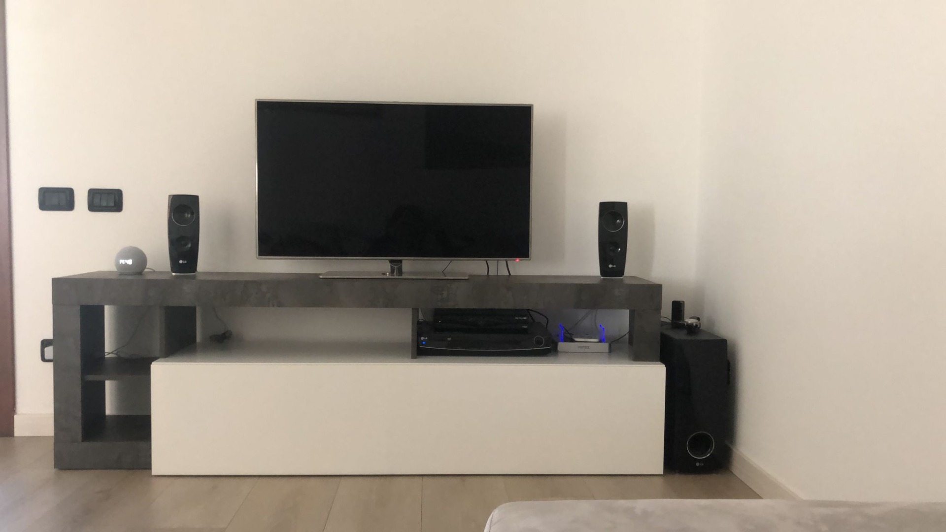 Porta Tv moderno in finitura bianco laccato lucido e ossido