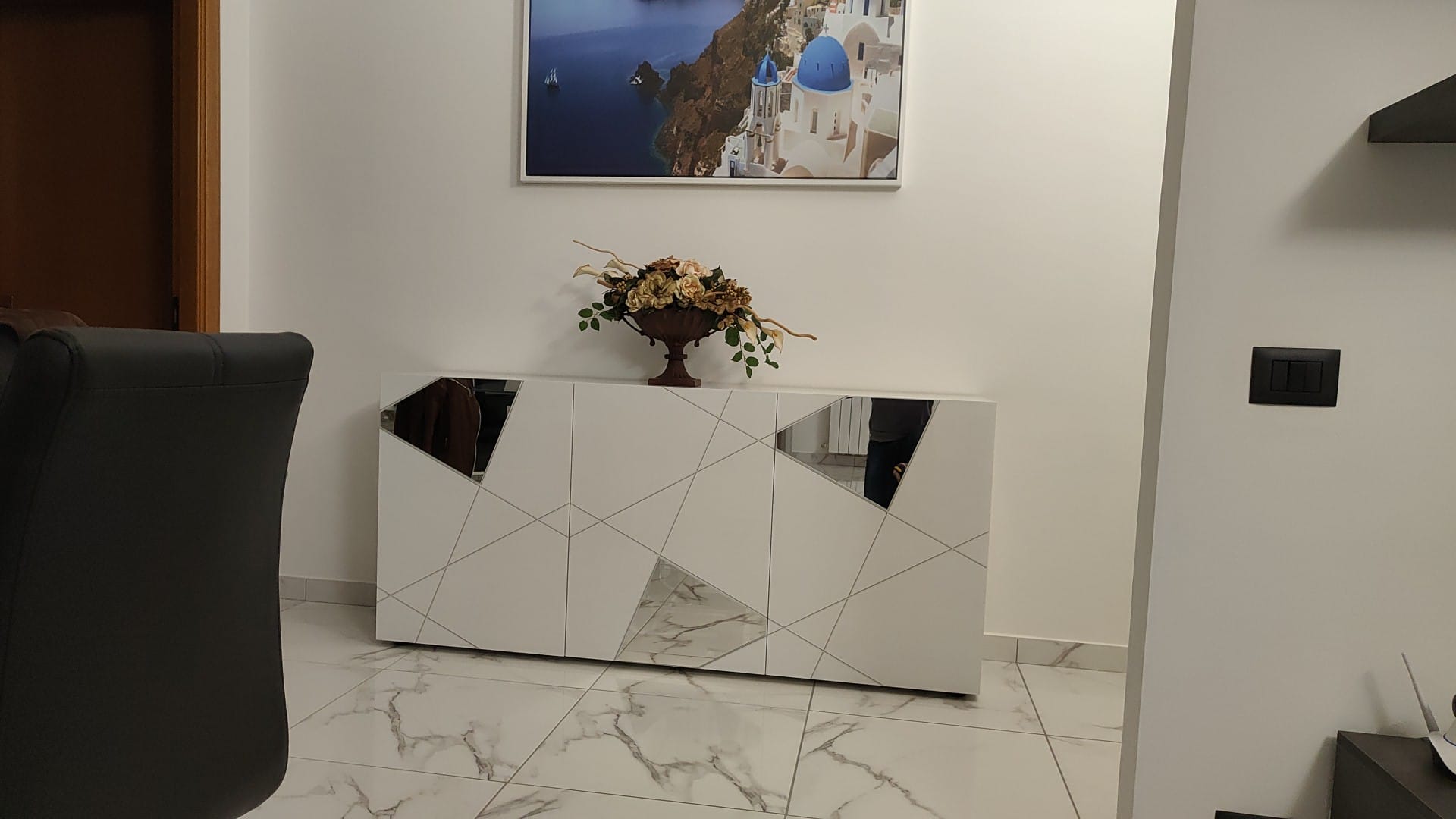 Funzionale Madia moderna serigrafata con 3 ante e specchi in finitura Bianco lucido