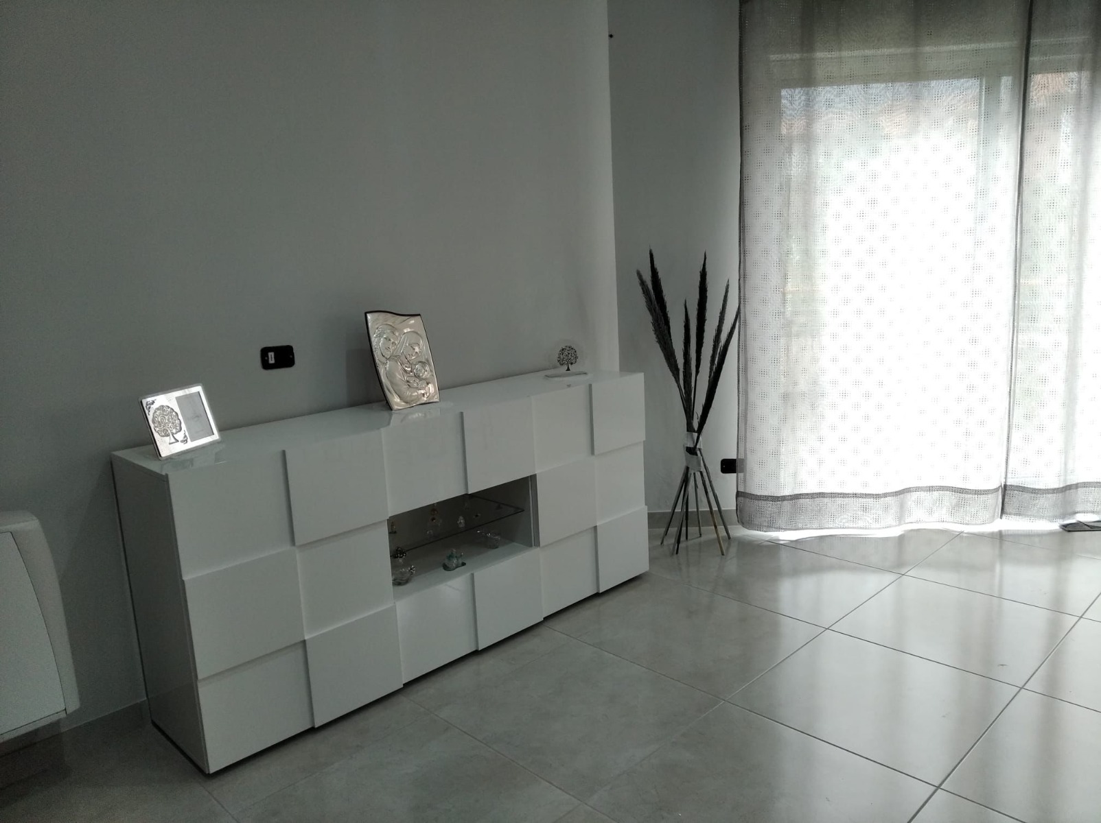 Madia Credenza Moderna, Madia di Design, 2 ante e 2 cassetti, Bianco Lucido