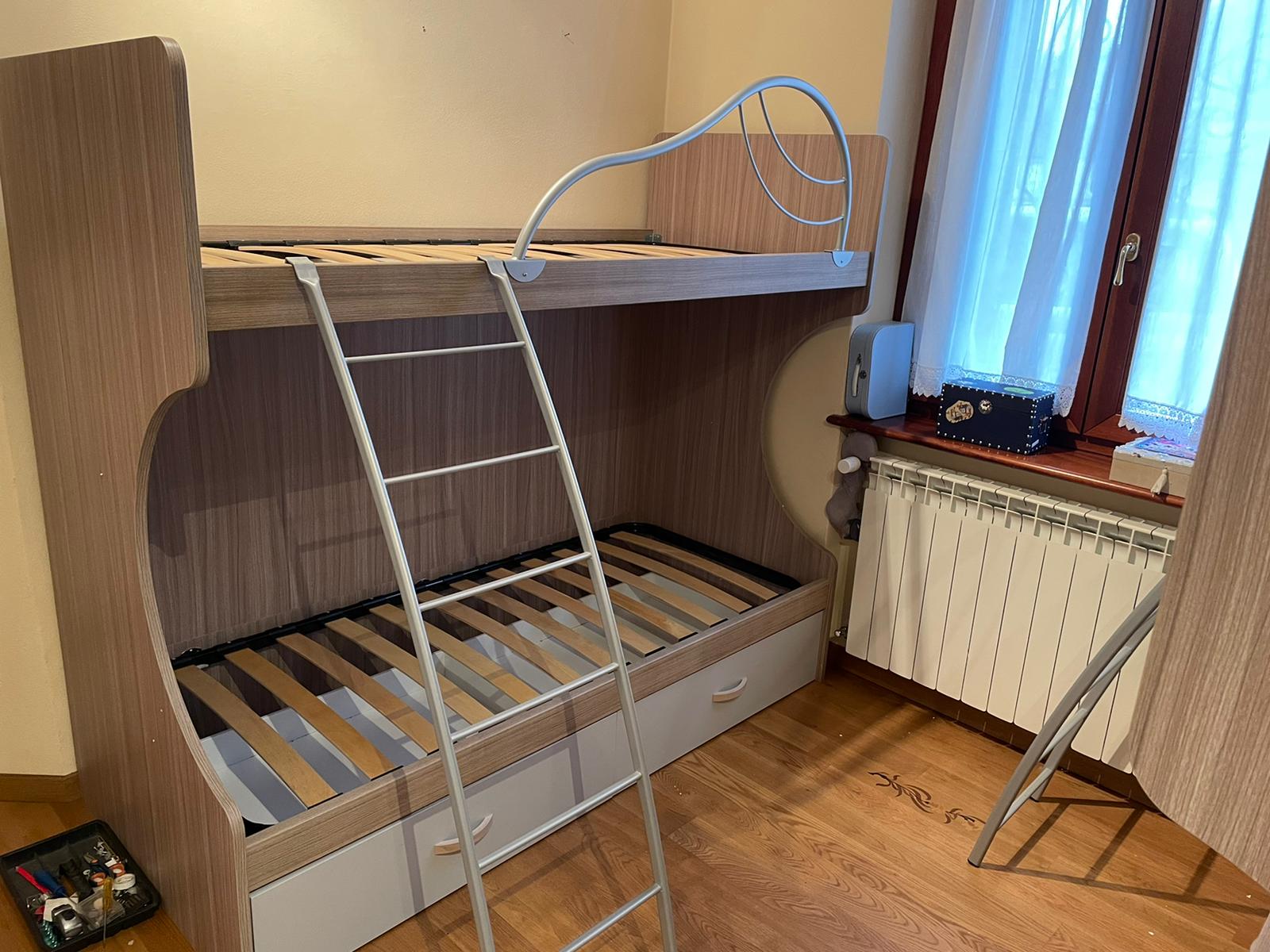 Pratici Letti a castello economici, 3 posti letto, struttura ciliegio e frontali cassetti tele