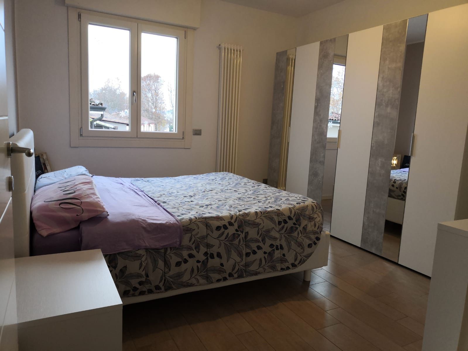 Elegante  Armadio moderno 6 ante battenti con specchio, finitura Beton e Bianco Opaco