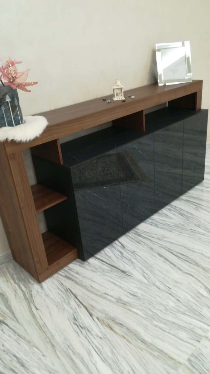 Credenza Madia a 4 ante con un ripiano in finitura Marmo Lucido Nero e Noce Dark