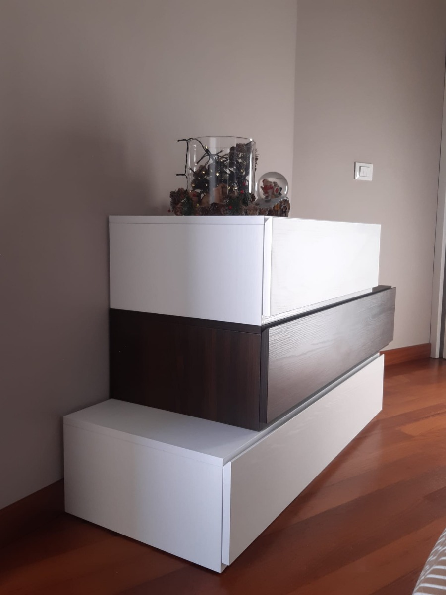Nuovo Comò particolare largo con 3 cassetti  di alta qualità in finitura Frassinato bianco e Quercia brown