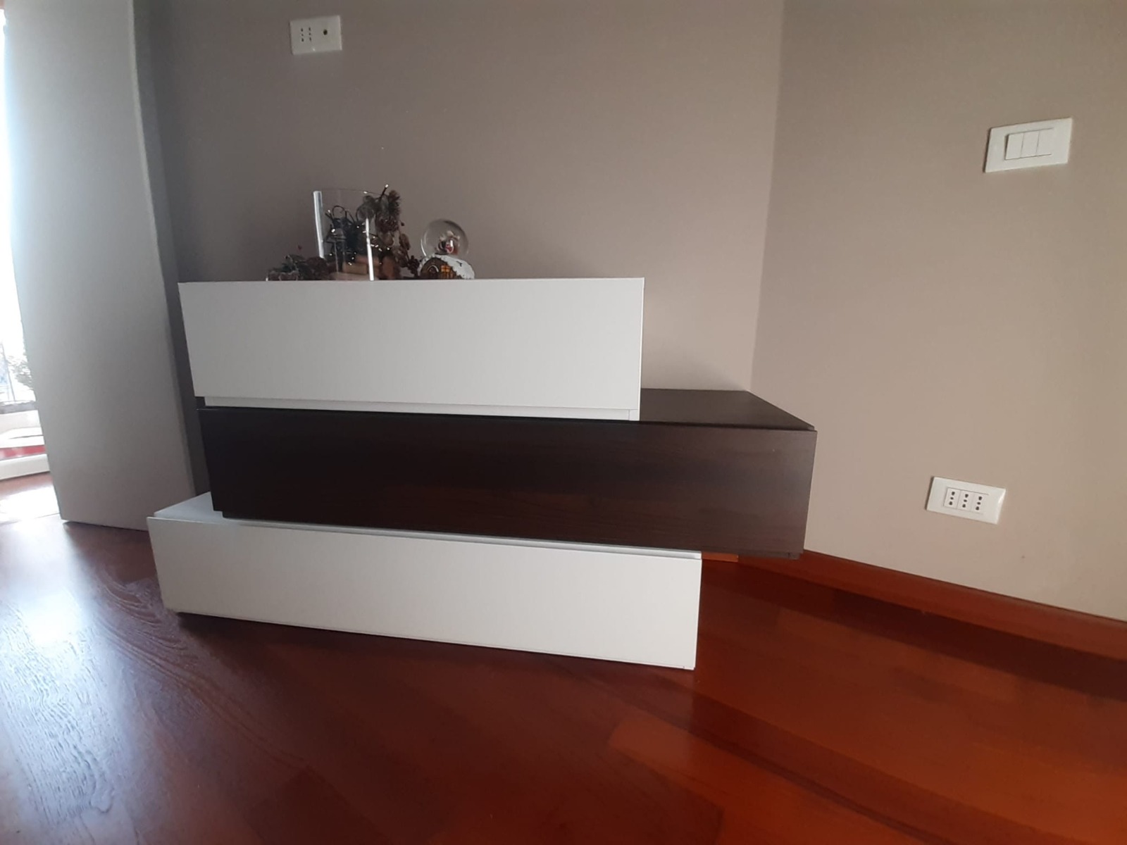 Nuovo Comò particolare largo con 3 cassetti  di alta qualità in finitura Frassinato bianco e Quercia brown