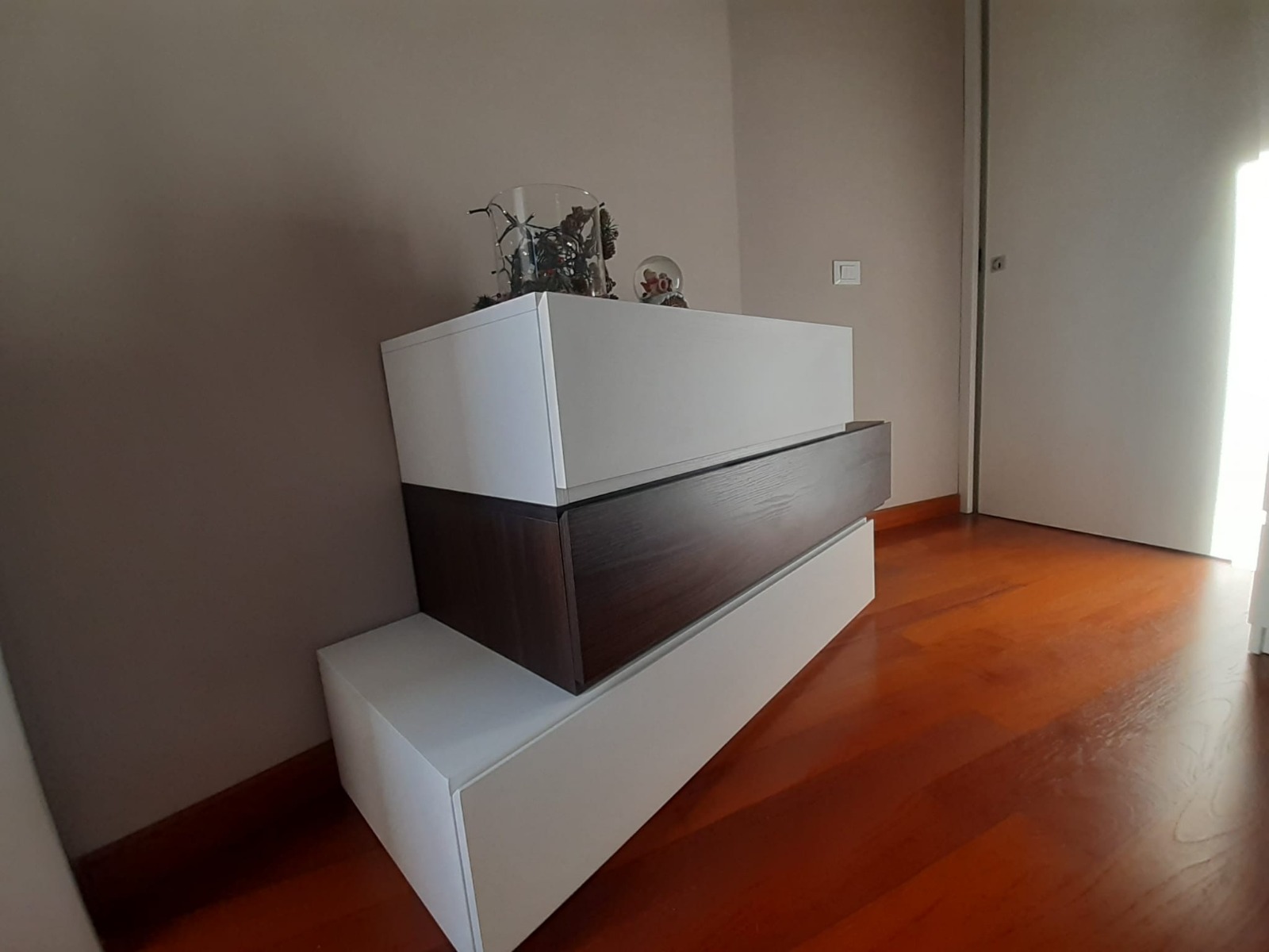 Nuovo Comò particolare largo con 3 cassetti  di alta qualità in finitura Frassinato bianco e Quercia brown