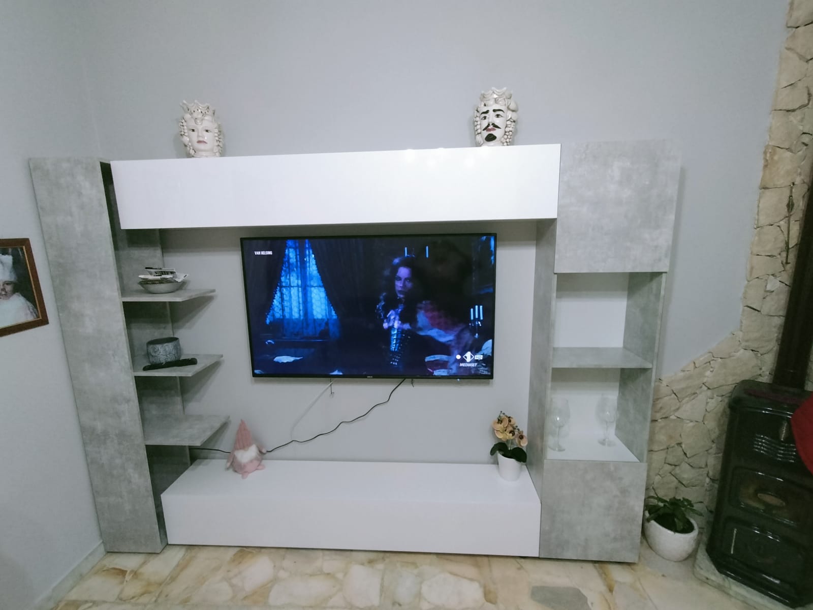 Moderno Soggiorno Zenzero, parete attrezzata con pensili e  vetrina, finitura bianco lucido e beton