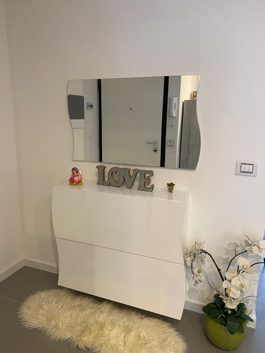 Moderna scarpiera bianca laccata lucida con 2 ante sagomate 