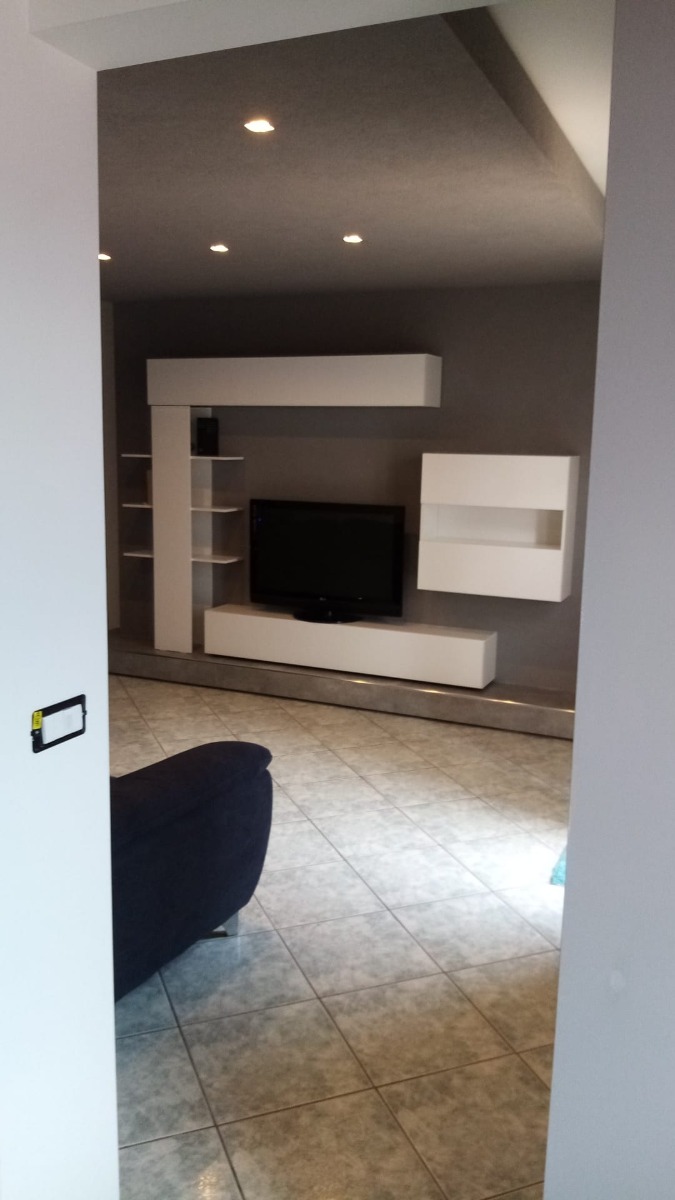 Nuova Parete attrezzata moderna con pensili, libreria e vano a giorno, Bianco Laccato Lucido