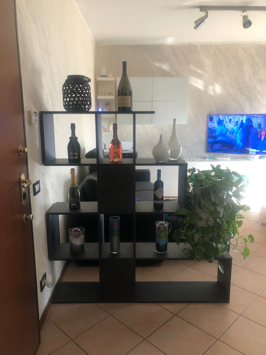 Elegante Libreria RUN, made in Italy, effetto marmo, 4 ripiani