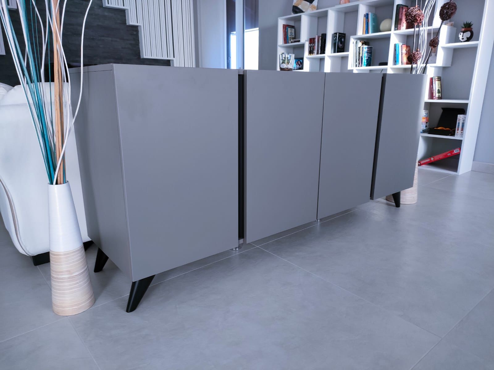 Credenza Madia 4 ante con maniglia a gola, finitura Grigio Seta Nobilitato