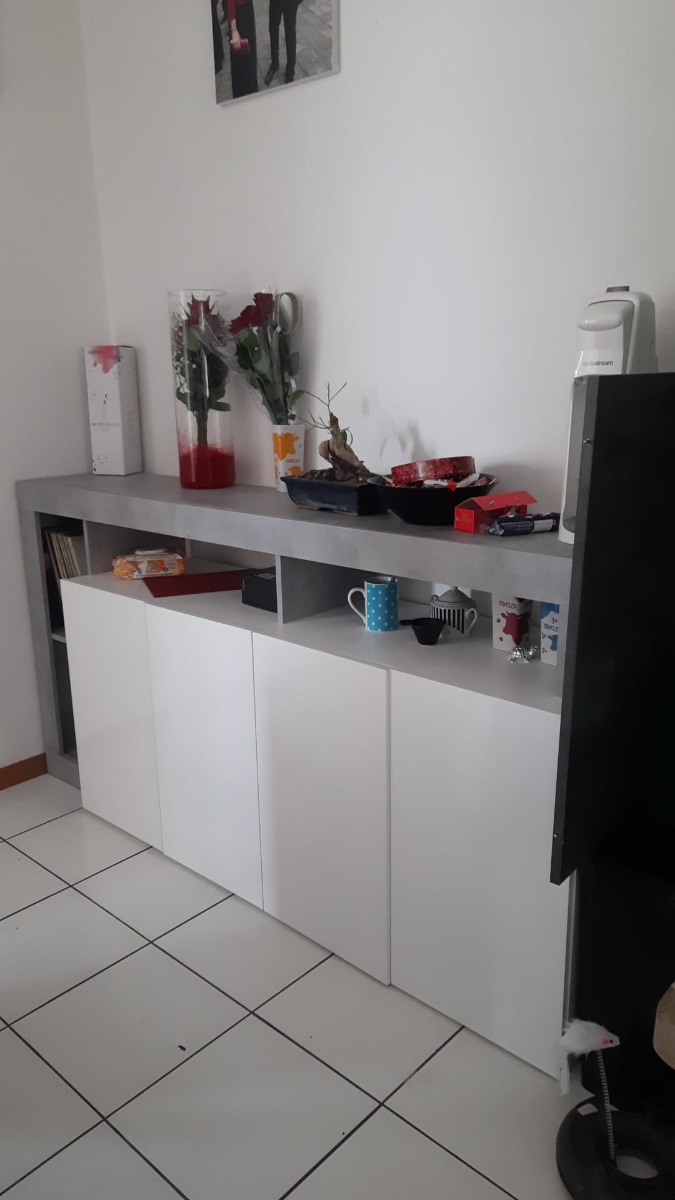 Credenza Madia a 4 ante con un ripiano in finitura bianco laccato lucido e Cemento