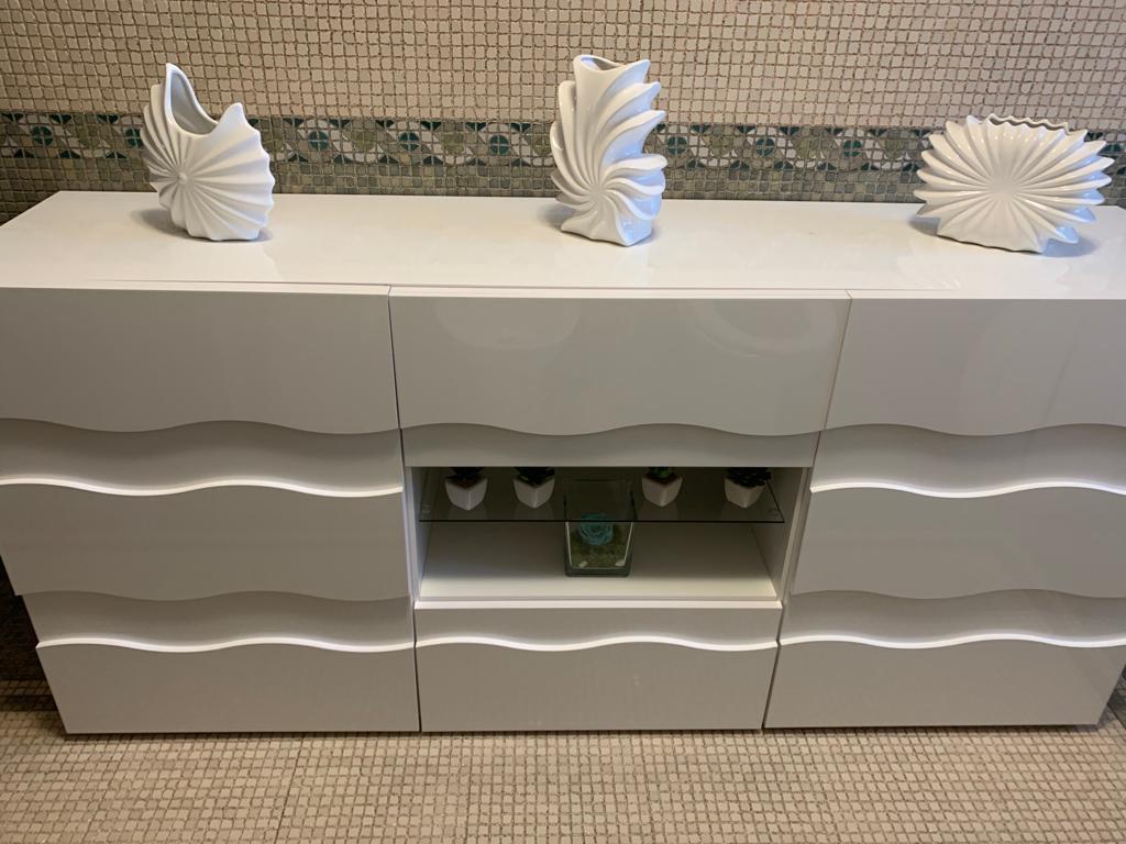 Funzionale Madia onda a 2 ante 2 cassetti, finitura bianco lucido, design moderno