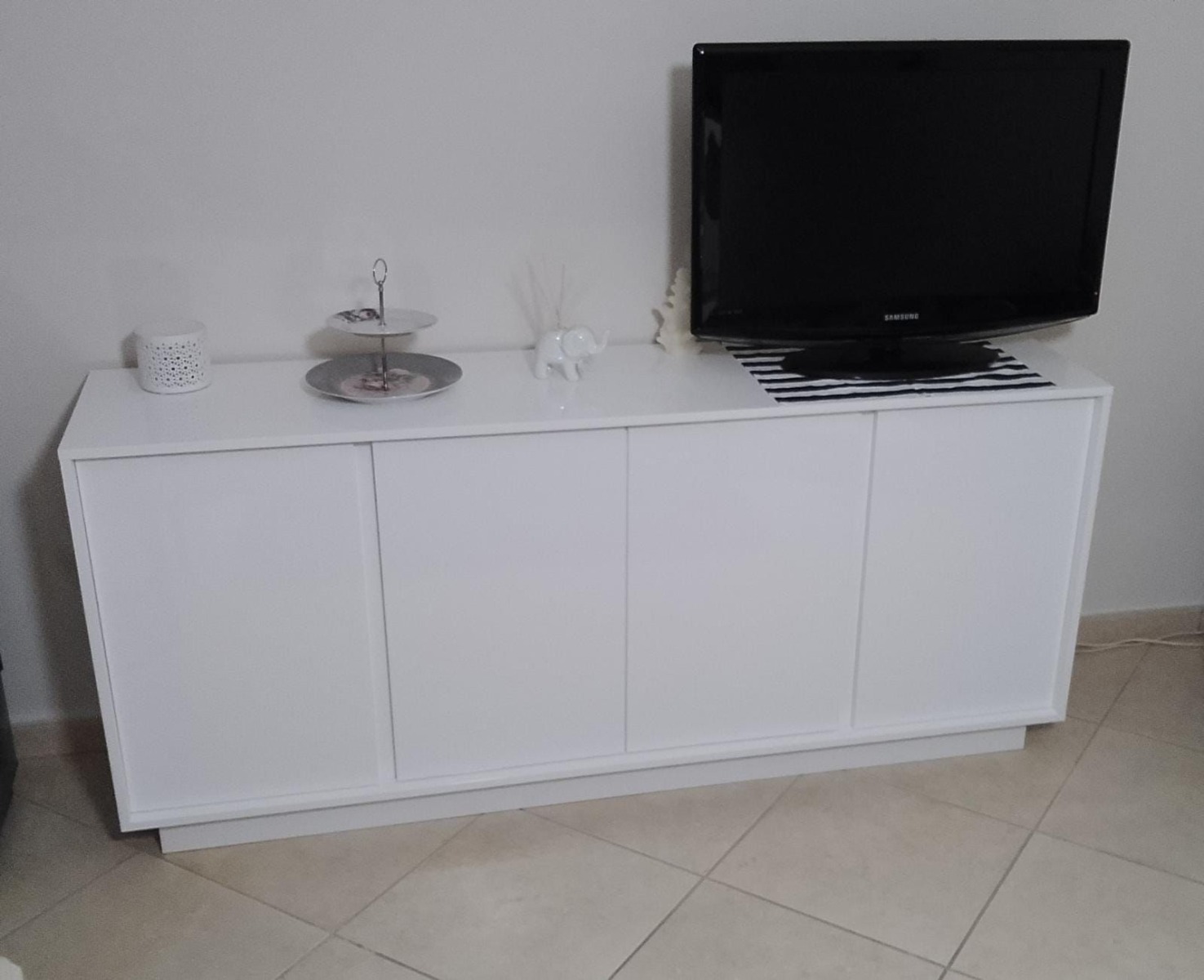 Credenza Madia moderna con 4 ante in finitura bianco lucido