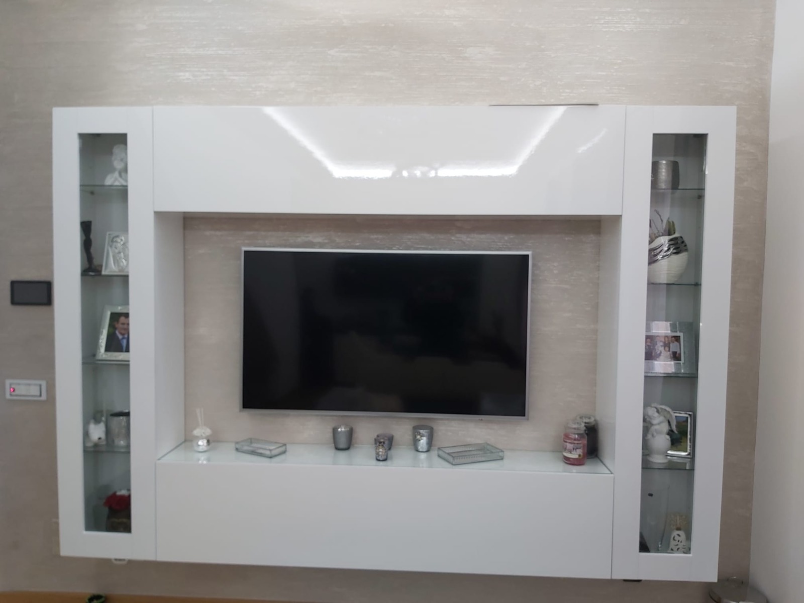 Elegante Parete attrezzata sospesa con 2 vetrine e 2 pensili orizzontali, finitura bianco lucido